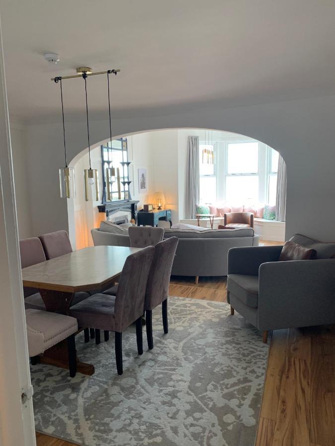 포트러시 Stunning 3 Bed Seafront Mansion Building Sleeps 6 Adults Or 8 With Kids 아파트 외부 사진