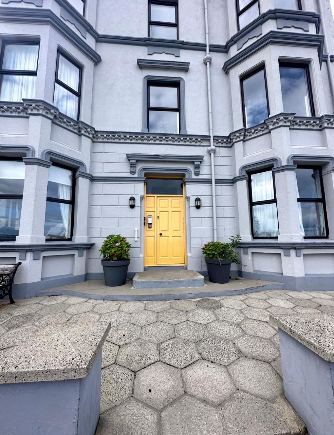 포트러시 Stunning 3 Bed Seafront Mansion Building Sleeps 6 Adults Or 8 With Kids 아파트 외부 사진